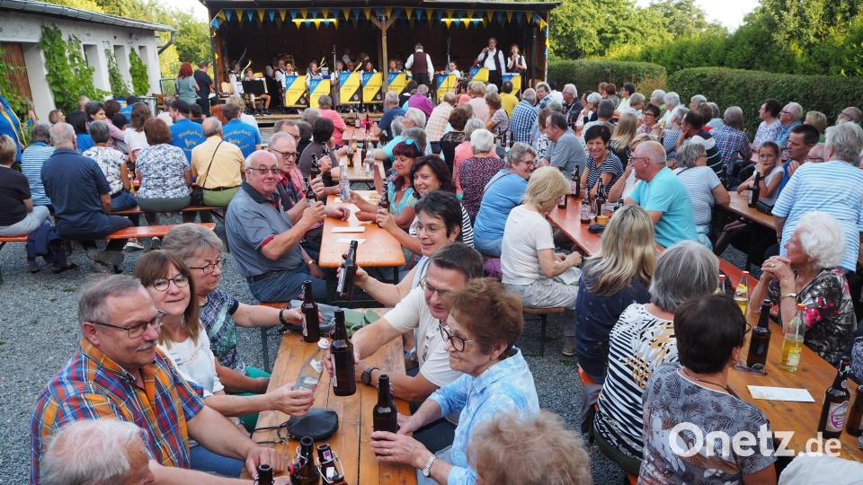 Die Stadtkapelle spielt bei der Serenade in Neustadt zünftig auf. Bild: krb