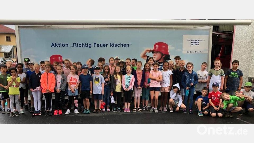 Mitterteicher Grundschüler beteiligten sich an einer Brandschutzschulung vor dem Gerätehaus der Feuerwehr Mitterteich. Bild: Grundschule Mitterteich/exb