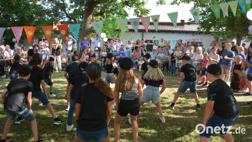 Die Kinder der Grundschule Konnersreuth erhielten für ihre Aufführungen beim Schulfest viel Applaus von den zahlreichen Besuchern. Bild: jr