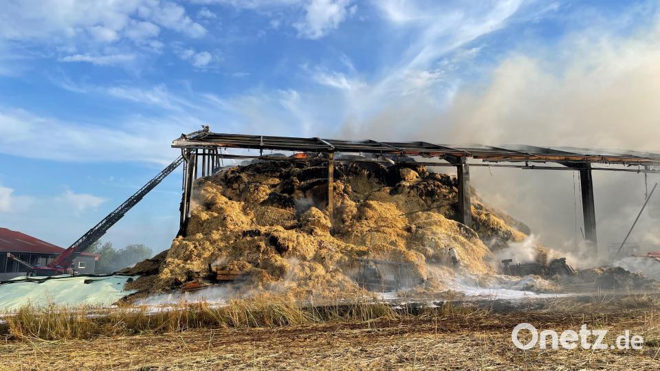 Die Lagerhalle ist komplett abgebrannt. Die Feuerwehr musste noch das Stroh vollständig löschen. Bild: egl