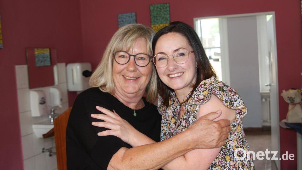 Andrea Schiml (links) und Konrektorin Cornelia Heller-Trinks (rechts) verabschiedeten sich mit einer herzlichen Umarmung. Bild: wro