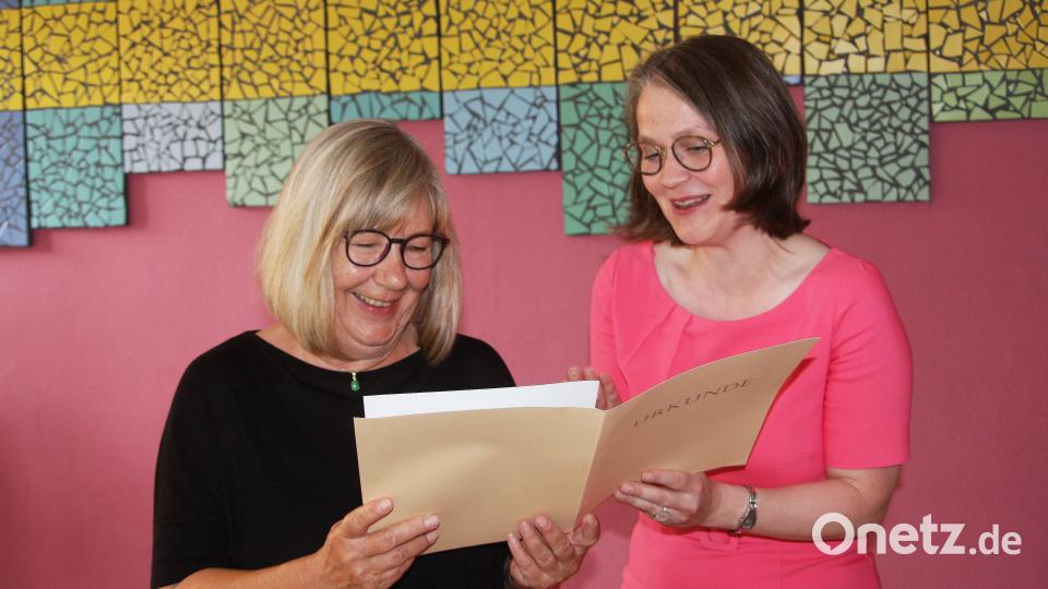Andrea Schiml erhielt von Schulamtsdirektorin Martina Puff die Entlassungsurkunde. Bild: wro
