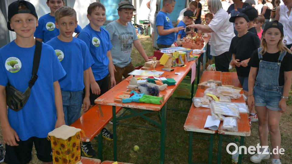 Die Grundschüler hatten auch einen kleinen Flohmarkt aufgebaut. Bild: jr