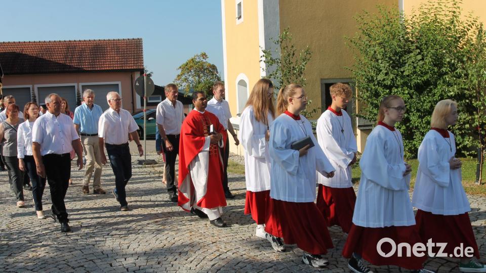 Die Feierlichkeiten &quot;Patrozinium, Kirchweih und Pfarrfest&quot; beginnen mit einem Kirchenzug. Bild: pi
