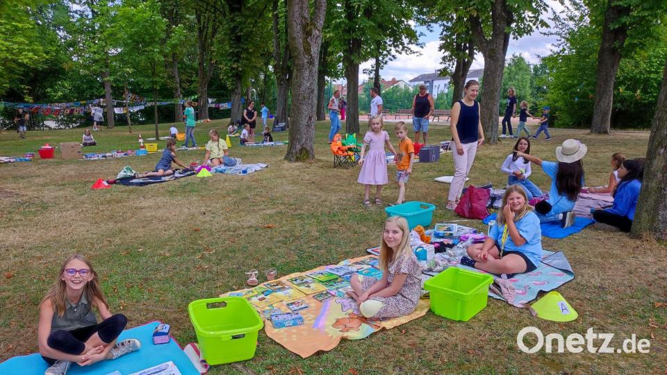 Das Abschlussfest kurz vor den Sommerferien begann mit einem Flomarkt im Kastanienwald. Bild: Markgraf-Diepold-Grundschule/exb