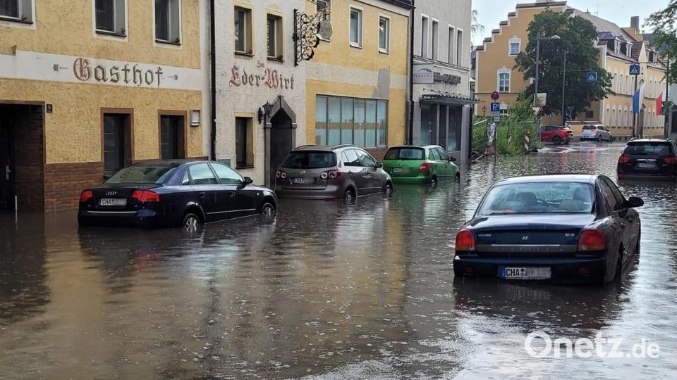 &quot;Fast regelrecht überflutet&quot;: Eine überschwemmte Straße in Cham. Bild: Feuerwehr Landkreis Cham/Kreisbrandinspektion Cham