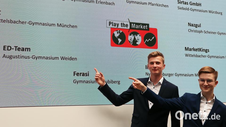 David (links) und Elias haben für das Augustinus-Gymnasium als &quot;ED-Team&quot; am Wirtschafts-Planspiel &quot;Play the Market&quot; teilgenommen. Bild: Fellner/exb