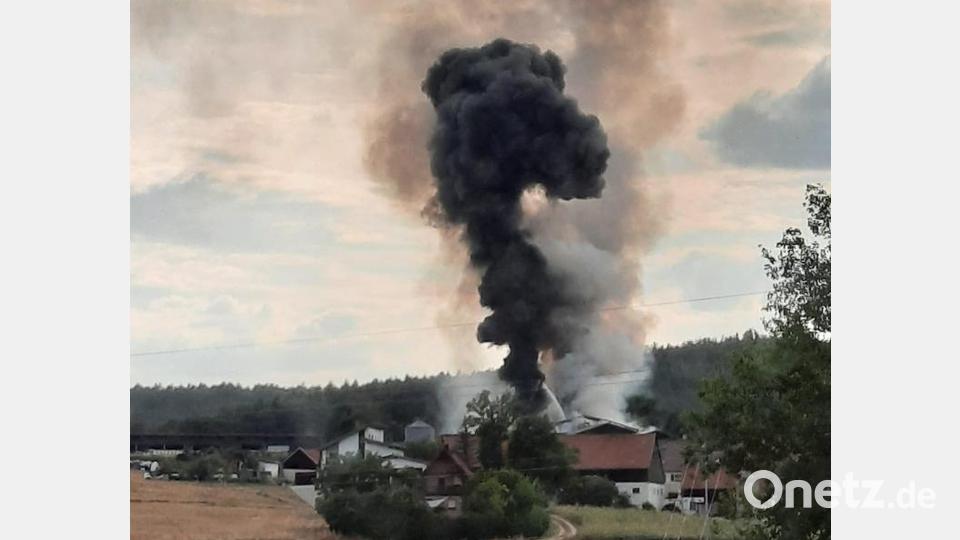 Bereits aus großer Entfernung ist die schwarze Rauchwolke am Donnerstagabend zu sehen. Bild: Alexandra Fruth/exb