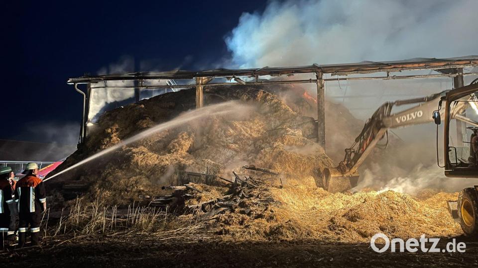 Am Donnerstag, 28. Juli, brannte eine landwirtschaftliche Lagerhalle in Schwand. Bei Eintreffen der Einsatzkräfte stand die 40 mal 25 große Halle mit eingelagertem Stroh, Ernte und Futtermittel im Vollbrand. Bild: egl