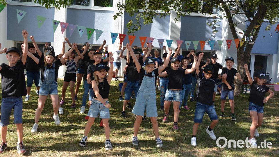 Die Kinder der Grundschule Konnersreuth erhielten für ihre Aufführungen beim Schulfest viel Applaus von den zahlreichen Besuchern. Bild: jr