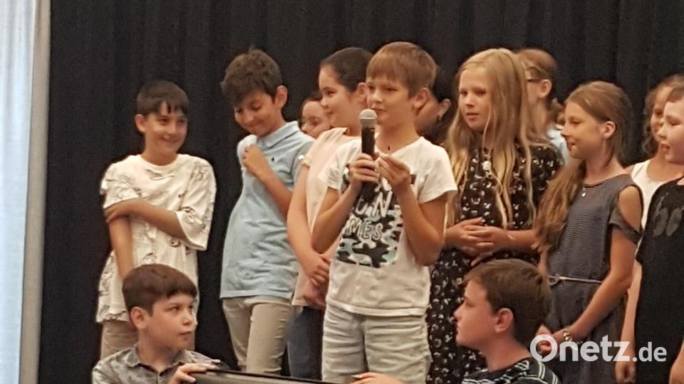 De Viertklässer bei ihrer Aufführung zur Erinnerung an die Grundschulzeit. Bild: Markgraf-Diepold-Grundschule/exb