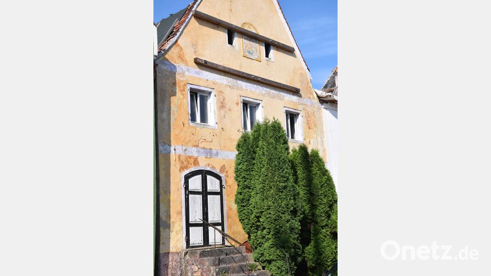 Niemand hat gewusst, dass im gelben Haus am Marktplatz ein Kunstschatz von Josef Konrad Senft (J.K.S: Hohburg) über Jahrzehnte vor sich hinschlummerte. Erst mit dem Brand im Mai 2021 wurde dies offenkundig. Bild: bö