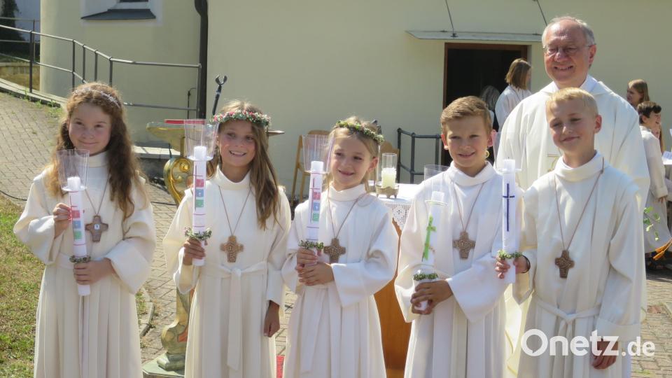 Stehend von links nach rechts Sophie Meiler, Emma Reinwald, Lena Pothka,
Johannes Liegl ,Florian Tröster, Monisgnore Pfarrer Ludwig Gradl. Bild: Christine Schwarz