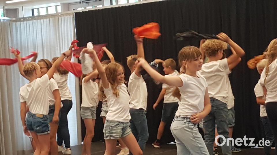 Beim Abschlussfest in der Grundschule brachten die Mädchen und Buben auch Tanzaufführung auf die Bühne. Bild: Markgraf-Diepold-Grundschule/exb