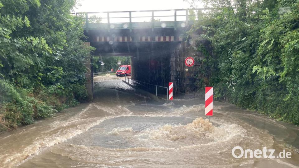 Eine überschwemmte Straße in Cham. Bild: Feuerwehr Landkreis Cham/Kreisbrandinspektion Cham