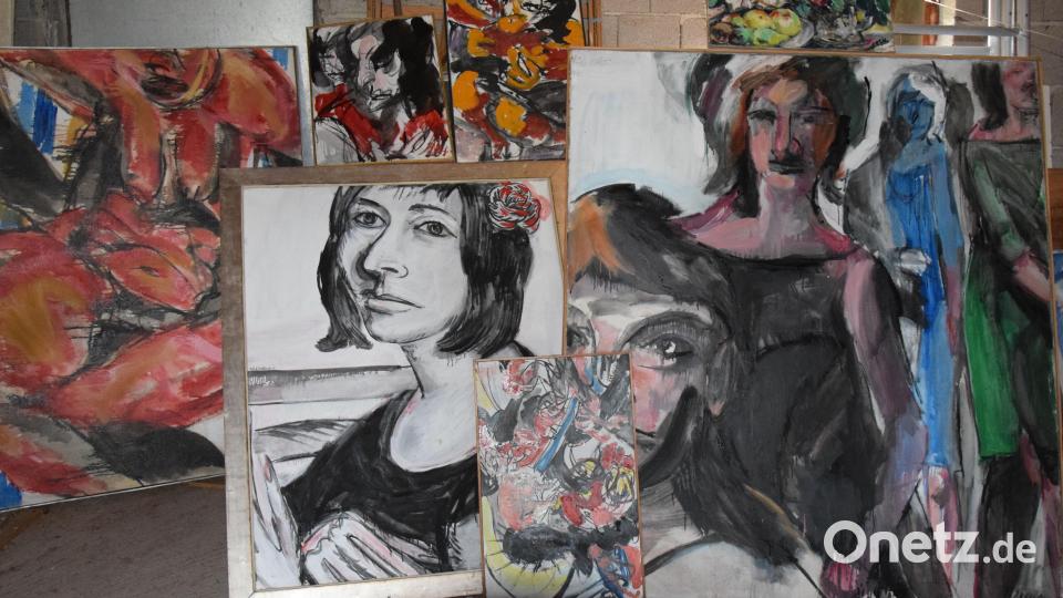 Breit ist die Palette der Kunstwerke von J.K.S. Hohburg, die am Sonntag zu sehen sind. Das links Bild zeigt seine Frau Elfriede und wurde 1963 gezeichnet, so steht es auf dem Holzrahmen. Bild: bö