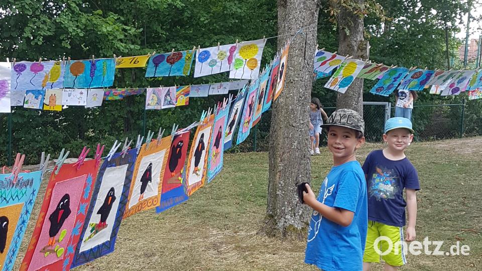 Die Kinder durften im Kastanienwald ihre künstlerischen Arbeiten präsentieren. Bild: Markgraf-Diepold-Grundschule/exb