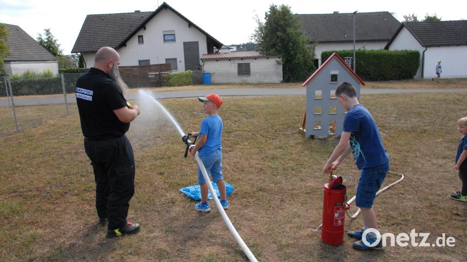 Ins Schulfest eingebunden die Feuerwehren der Gemeinde Bild: pop