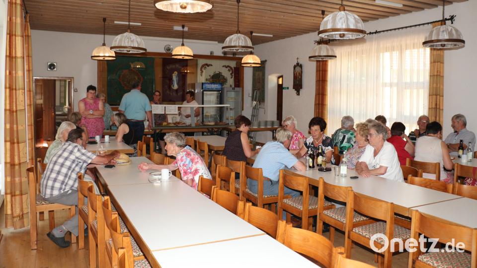 Im kühleren Pfarrsaal hatte man die leckere Auswahl an Torten und Kuchen stets im Blick. Bild: rpp