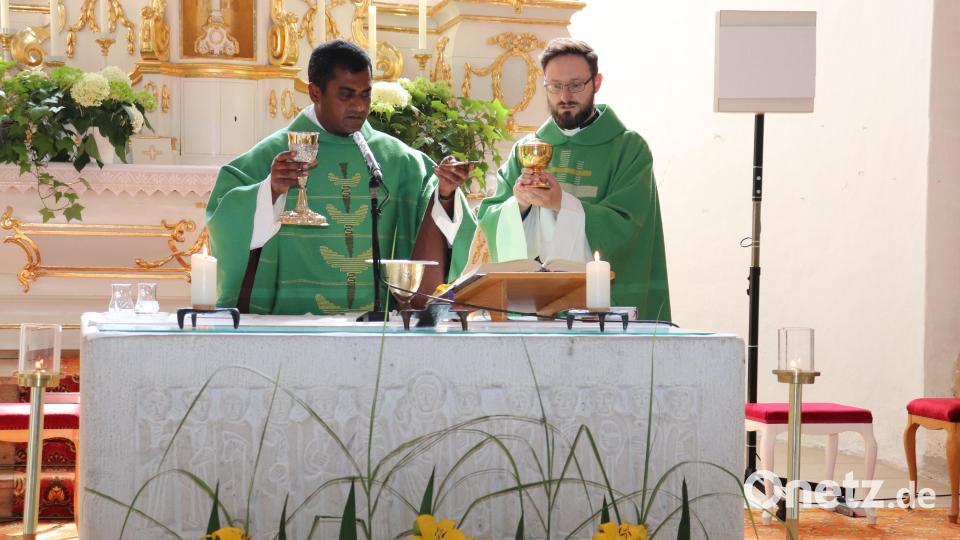 Der Pfarrverband Illschwang, Kastl, Ursensollen verabschiedet sich von Pfarrvikar Thomas Sanikommula. Bild: Karl Gerstenhöfer