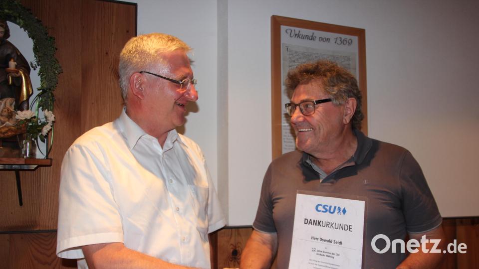 Eine Dankurkunde der Oberpfälzer CSU überreichte Johannes Reger (links) an Oswald Seidl, der zwölf Jahre im Mähringer Marktgemeinderat saß. Bild: kro