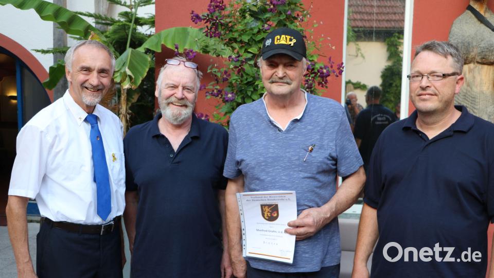 Ehrung für fast 30 Jahre als Kassier der Reservisten: (von links) Bertram Gebhard, Hans-Reiner Heldrich, der geehrte Manfred Gnahn und Michael Schuster. Bild: gru