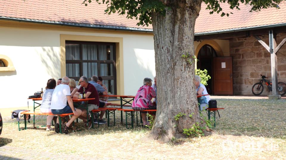 Das Vierseitareal in Kastl beim Pfarrhaus ist einfach wunderbar. Gerne wird es zu den verschiedenen Veranstaltungen genützt. Am Sonntag saß man bei Kaffee und Kuchen gerne im Schatten unter der alten Linde. Bild: rpp