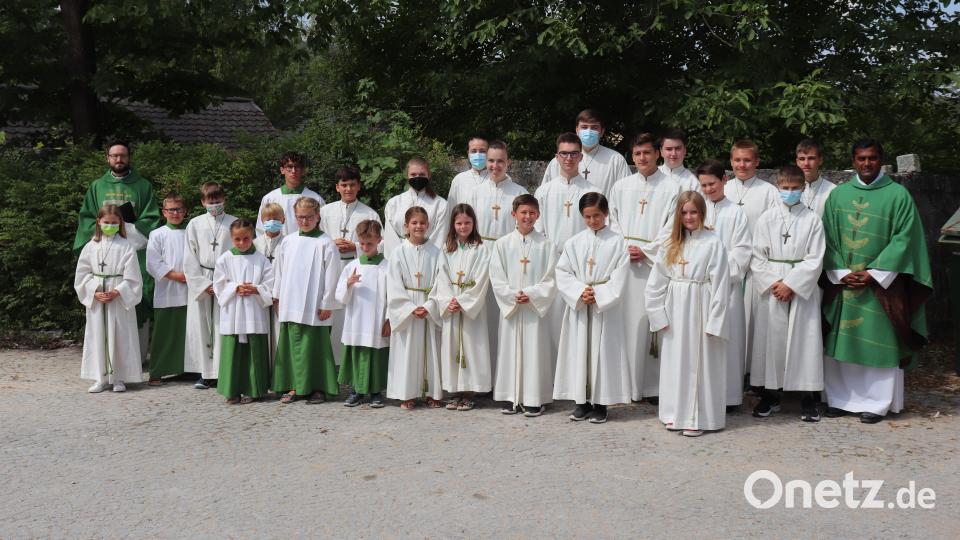 Der Pfarrverband Illschwang, Kastl, Ursensollen verabschiedet sich von Pfarrvikar Thomas Sanikommula. Bild: Karl Gerstenhöfer/exb