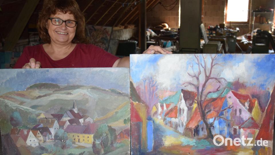 Klaudia Nießl kümmert sich um die Verwahrung einer Vielzahl von Bildern des Hohenburger Impressionisten Josef Konrad Senft (J.K.S. Hohburg), hier mit zwei Hohenburger Ortsansichten. Bild: bö