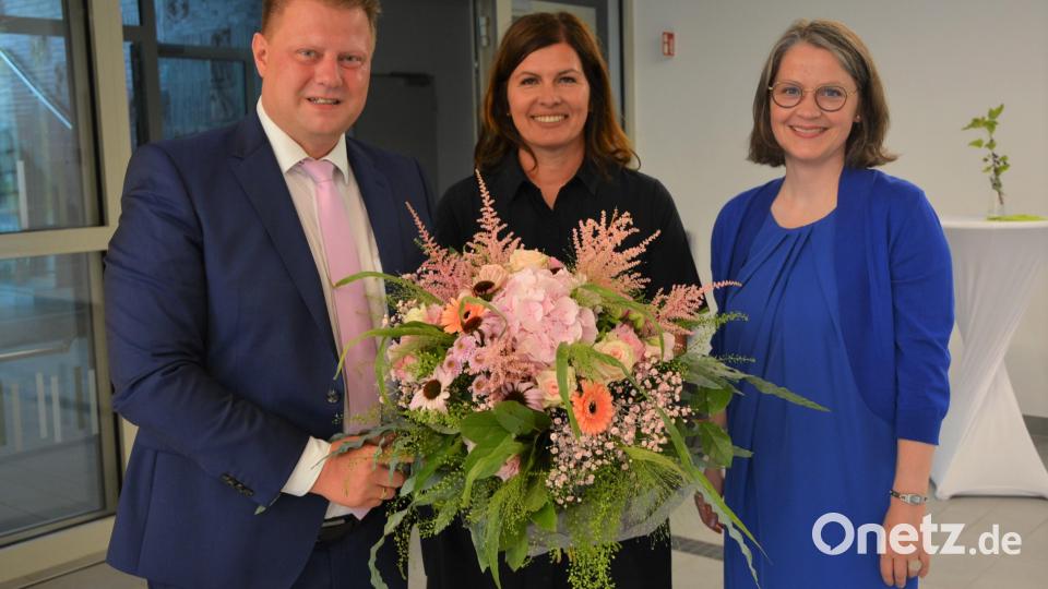 Offiziell in ihr Amt als Schulleiterin und Rektorin der beiden Grundschulen Mitterteich und Pechbrunn wurde Petra Andritzky (Mitte) eingeführt – tätig ist sie in dieser Position aber schon seit Beginn des Schuljahres 2021/22. Es gratulierten Schulamtsdirektorin Martina Puff und Bürgermeister Stefan Grillmeier. Bild: jr