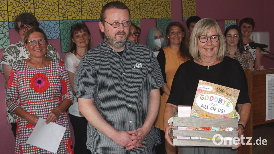 Mit einem Wellness-Gutschein verabschiedete sich das Lehrerkollegium von Andrea Schiml (rechts). Bild: wro