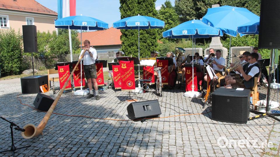 Die Blaskapelle Waldkirch mit Chef Bernhard Träger - hier am Alphorn - erhält viel Beifall. Bild: pi