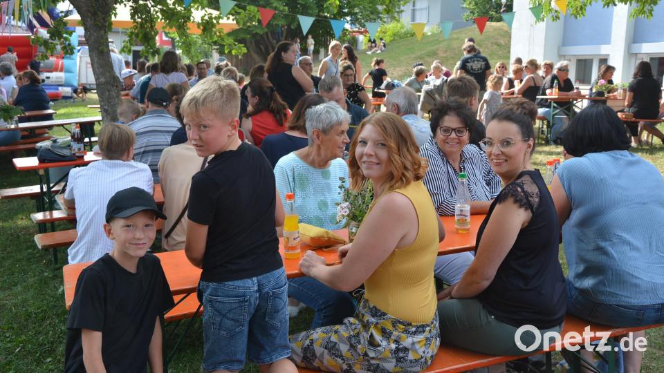 Viele Gäste waren am späten Donnerstagnachmittag zum Schulfest in den Schulgarten gekommen. Bild: jr
