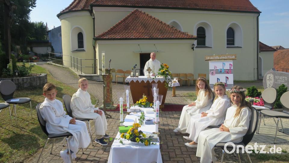 Fünf Kinder empfangen im Kuratbenefizium Paulsdorf aus der Hand von Monsignore Ludwig Gradl (hinten) zum ersten Mal die Kommunion (von links nach rechts, von hinten nach vorn): Florian Tröster, Johannes Liegl, Sophie Meiler, Lena Potyka und Emma Reinwald. Bild: Christine Schwarz/exb