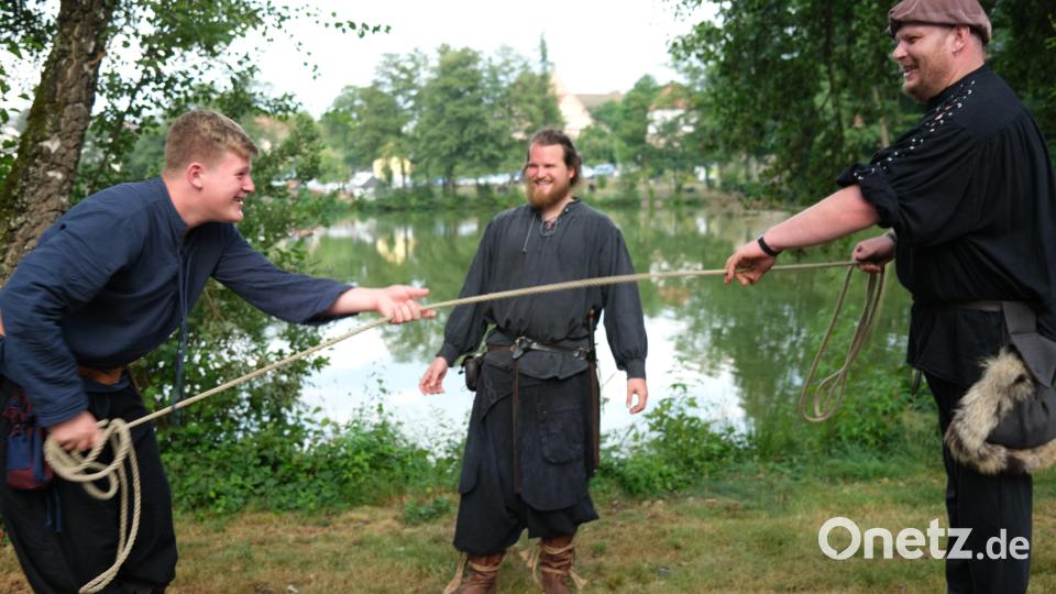 Die Ritter und Knappen fanden Freude am Spiel mit dem Seil. Bild: Hirsch