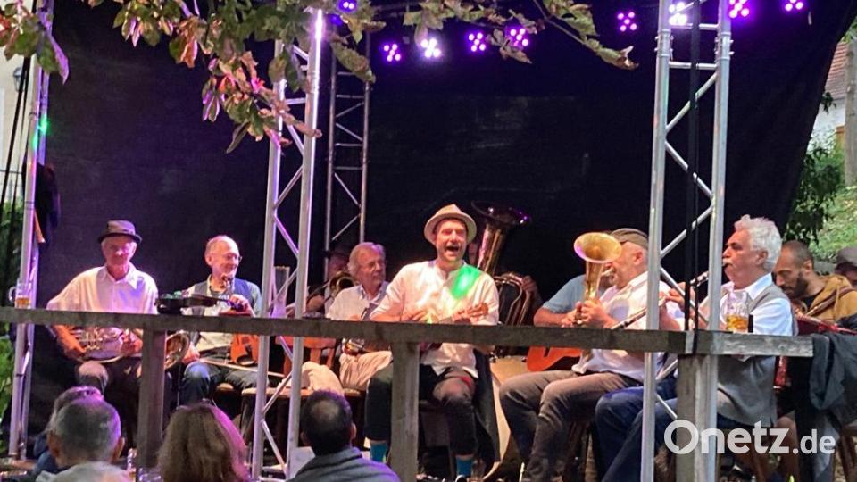 Mit vollem Einsatz bei der Sache: Die Bettler-Bigband brillierte im Pamler-Biergarten. Bild: ige