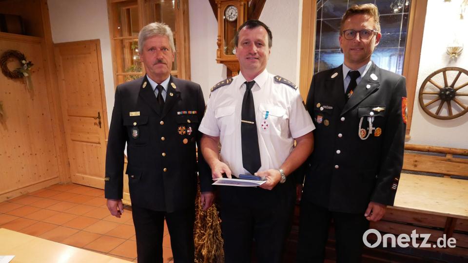 Der mit dem Bayerischen Feuerwehr-Ehrenkreuz in Silber des Landesfeuerwehrverbandes Bayern e.V. ausgezeichnete Direktor Ing. Jan Doubrava (Mitte) der Feuerwehr Region Karlsbad Bereich Eger/Cheb mit Kreisbrandinspektor a.D Lorenz Müller (links) und Kommandant Tobias Tippmann (rechts) Bild: hmr