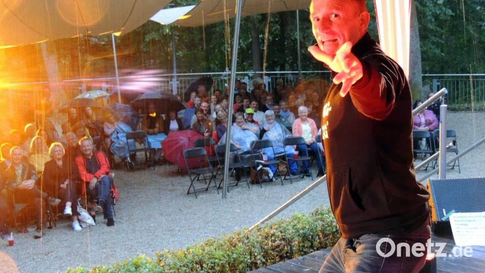 Jede Menge Lieder, witzige Anekdoten, Lachtränen und geöffnete Himmelsschleusen gab´s bei Michl Müllers 25jährigem Bühnenjubiläum auf dem Schönberg. Bild: mor