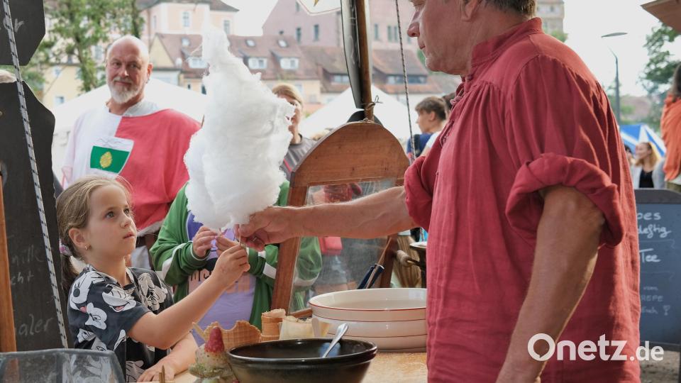 Zuckerwatte für die Kinder: Die Händler gaben sich alle Mühe, die Wünsche der Marktbesucher zu erfüllen. Bild: Hirsch