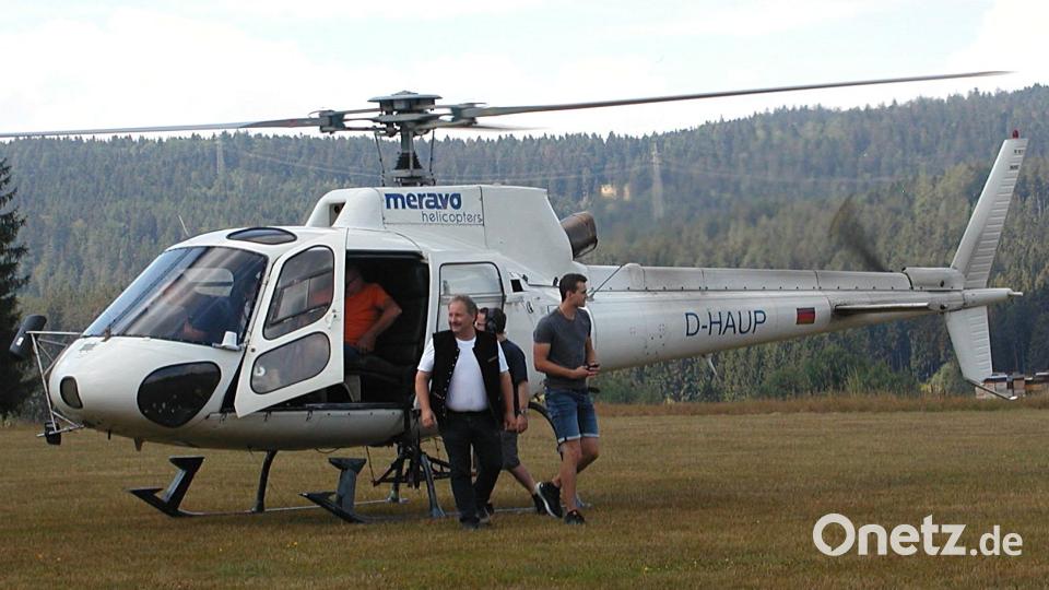 Natürlich ließ es sich auch Bürgermeister Bernhard Schindler nicht nehmen, mit Familie in den Hubschrauber zu steigen, um seine Gemeinde einmal aus anderer Perspektive zu sehen. Bild: ld