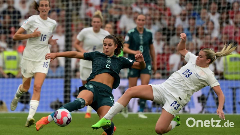 Lena Sophie Oberdorf und Englands Alessia Russo kämpfen um den Ball. Bild: Sebastian Christoph Gollnow