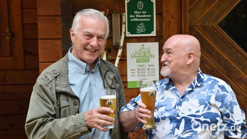 OWV-Zweigvereins-Chef Alois Lukas und Johann Schlehuber (rechts) stoßen auf die Zukunft der Strobelhütte an. Bild: hcz