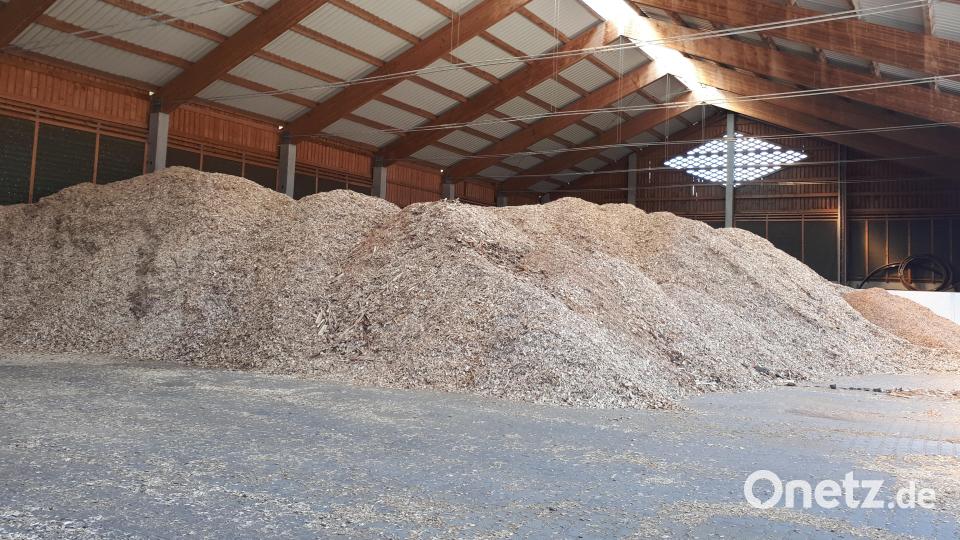 Die Kooperation mit der Holzverwertungsgenossenschaft Stiftland zahle sich nun aus, hieß es bei der Versammlung des Zweckverbands Sibyllenbad in Anbetracht der aktuellen Situation mit der unsicheren Gasversorgung. Ein Blick in eine der Hallen, in denen die Hackschnitzel zum Verfeuern im Heizwerk gelagert sind. Bild: pz