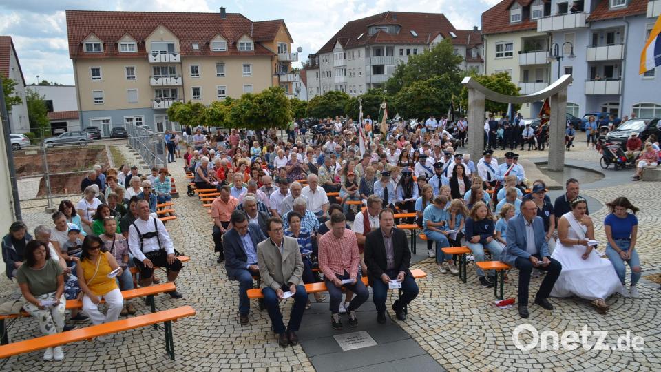 Zum Auftakt des Bürgerfestes fand eine ökumenische Andacht am Rathausplatz statt. Bild: ak