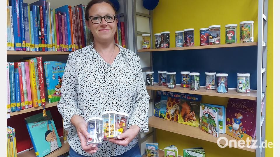 Büchereimitarbeiterin Eva Gruber mit den neu angeschafften Tonies. Bild: Bücherei Erbendorf/exb