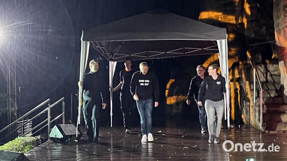 Wie bei der Fronleichnams-Prozession - Einzug des Dreggsaggs auf der Bühne Bild: mor
