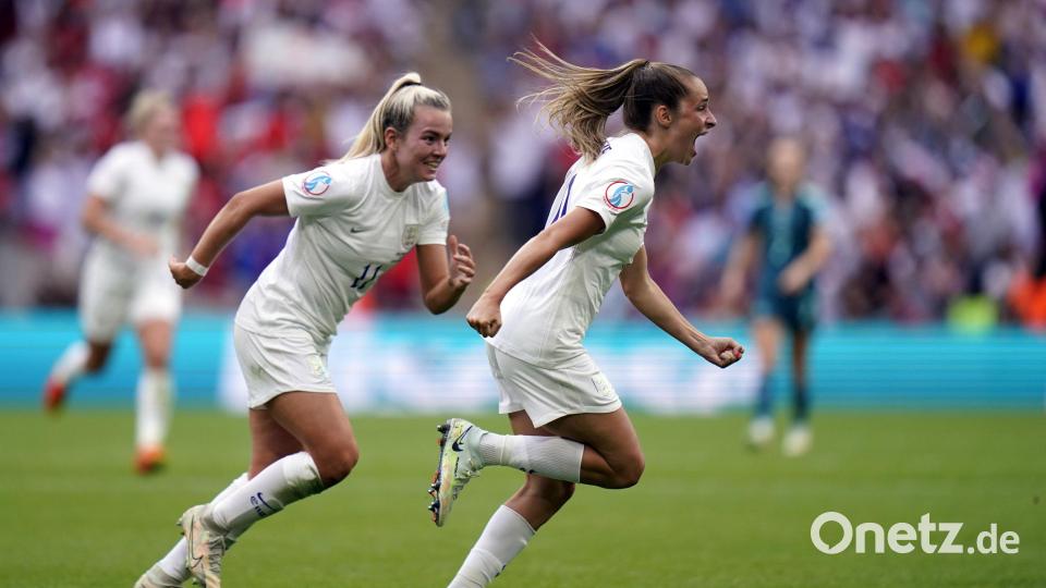 Ella Toone (r) jubelt mit ihrer Teamkollegin Lauren Hemp nach ihrem Treffer zum 1:0. Bild: Danny Lawson
