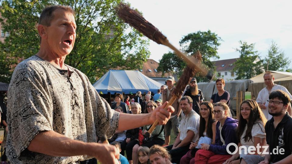 Jongleur Sepp Schabernack ließ beim Mittelaltermarkt in Neunburg v.W. die Besen &quot;tanzen&quot; und begeisterte das Publikum. Bild: Hirsch