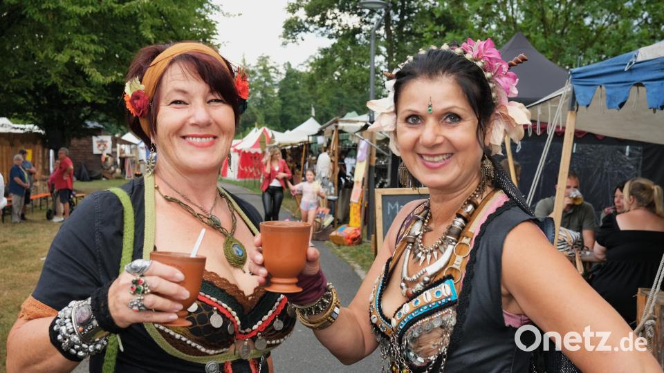 Die edlen Damen ließen sich den Met aus dem Becher schmecken. Bild: Hirsch