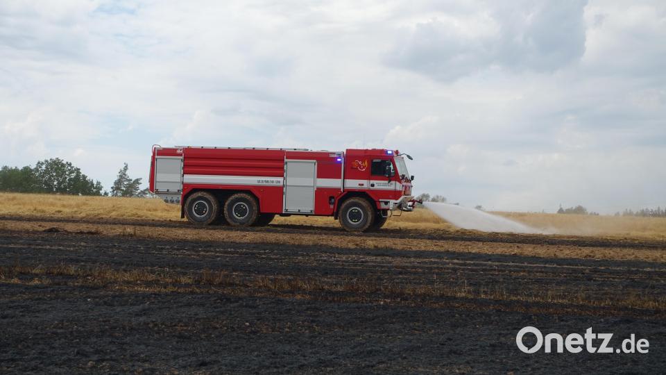 Wie gut grenzüberschreitende Feuerwehr-Einsätze funktionieren, zeigte sich kürzlich beim Flächenbrand bei Münchenreuth: Die Berufsfeuerwehr rückte mit einem schweren Tanklöschfahrzeug an, das 9000 Liter Wasser mitführen kann. Bild: Feuerwehr Waldsassen/exb